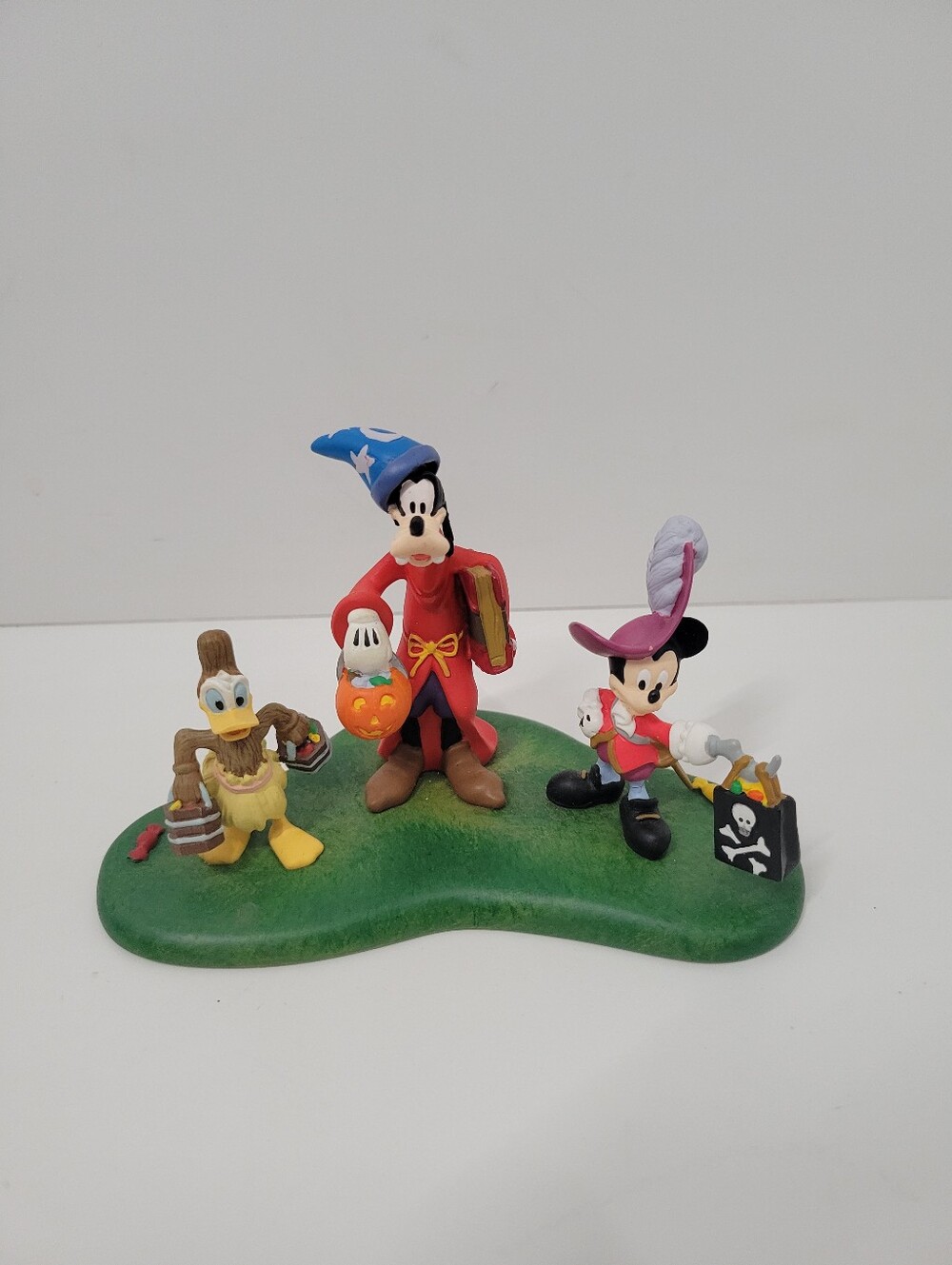 Department 56 Happy Haunting Halloween Disney Mickey Donald Goofy Snow Village